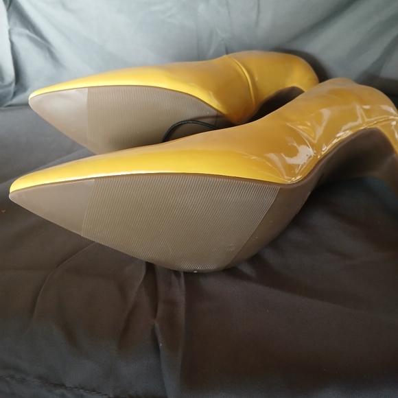 Worthington Sunny Yellow Pointed Heels - Picture 3 of 3